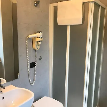 Paola Hotel *