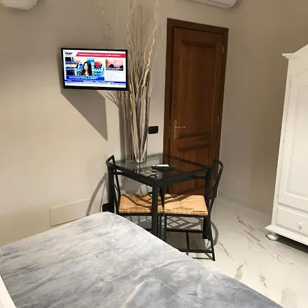 Paola Hotel *