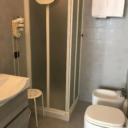 Paola Hotel *
