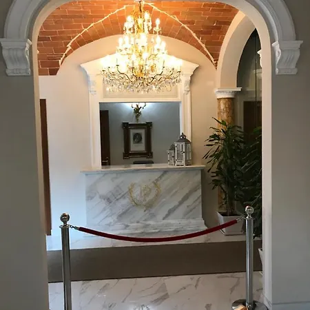 Paola Hotel *