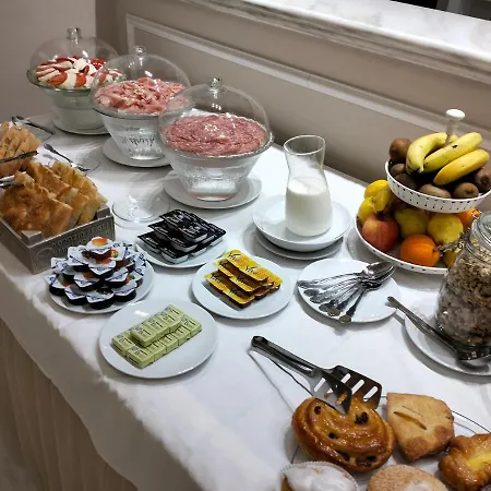 Paola Hotel *