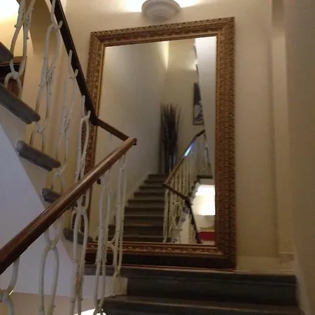 Paola Hotel *