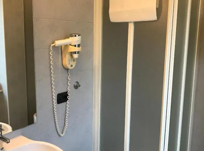 Paola Hotel *