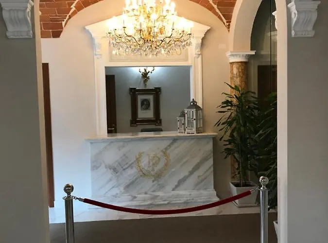 Paola Hotel *