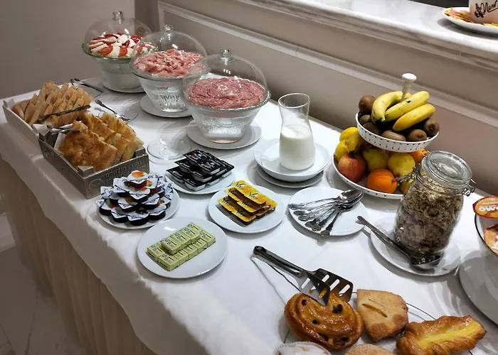 Paola Hotel *