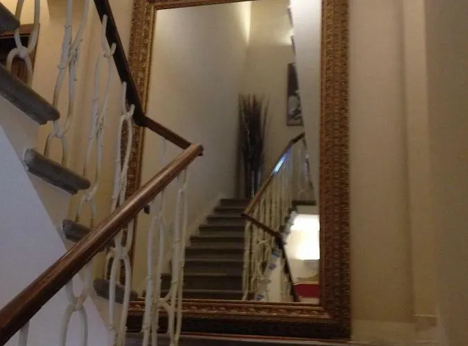 Paola Hotel *